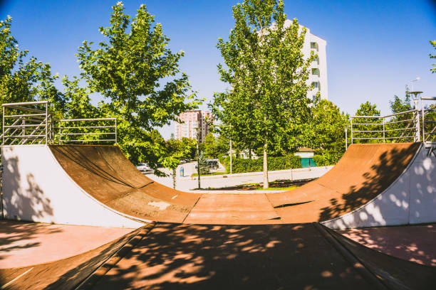 parc de planche à roulettes, arbres sur le fond. - skateboard park ramp park skateboard photos et images de collection