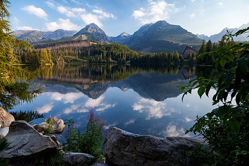 Vista de la mañana de Strbske Pleso (lago) resort en las montañas Tatra, Eslovaquia photo