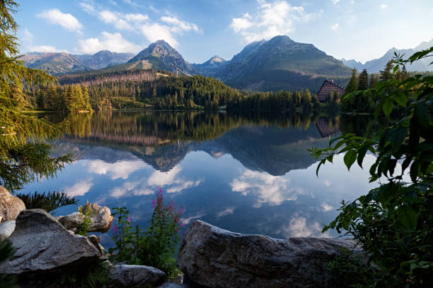 高タトラ山脈、スロバキアの山脈 (湖) リゾートの朝の景色 - carpathian mountain range ストックフォトと画像