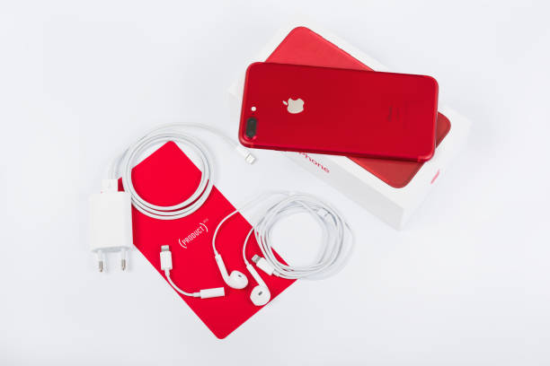apple の iphone 7 プラス背面図、白地に赤の特別版。充電器、earpods とアダプター - retina display ストックフォトと画像
