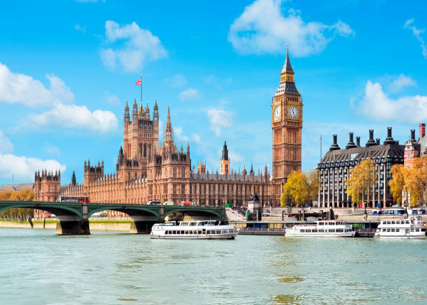 houses of parliament and big ben, london, uk - large transportation bridge famous place stock-fotos und bilder