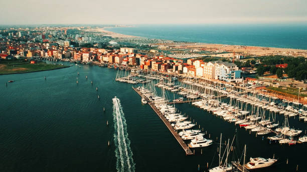 ソットマリーナ観光港、アドリア海の海辺のリゾート - chioggia ストックフォトと画像