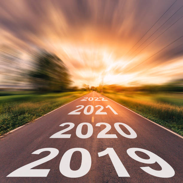 route asphaltée vide et le concept de la nouvelle année 2019. conduisant sur une route vide au buts 2019. - 2019 photos et images de collection