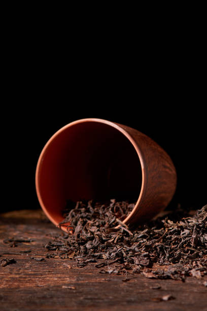 tè secco in tazza di argilla su tavolo di legno. messa a fuoco selettiva, primo piano - dry tea foto e immagini stock