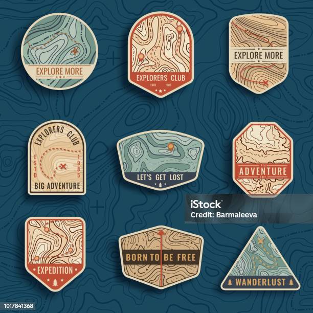 Satz Von Neun Topographische Karte Reisen Embleme Outdoorabenteuerembleme Abzeichen Und Logopatches Forest Camp Etiketten Im Vintagestil Mapmuster Mit Bergtextur Und Gitter Stock Vektor Art und mehr Bilder von Logo