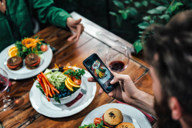 mann fotografieren essen in einem restaurant - vegan food fotos stock-fotos und bilder