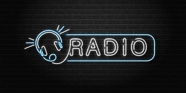 illustrazioni stock, clip art, cartoni animati e icone di tendenza di vettore realistico segno al neon isolato del logo radio con cuffia per la decorazione e la copertura sullo sfondo della parete. concetto di on air, broadcasting e dj. - dj stand