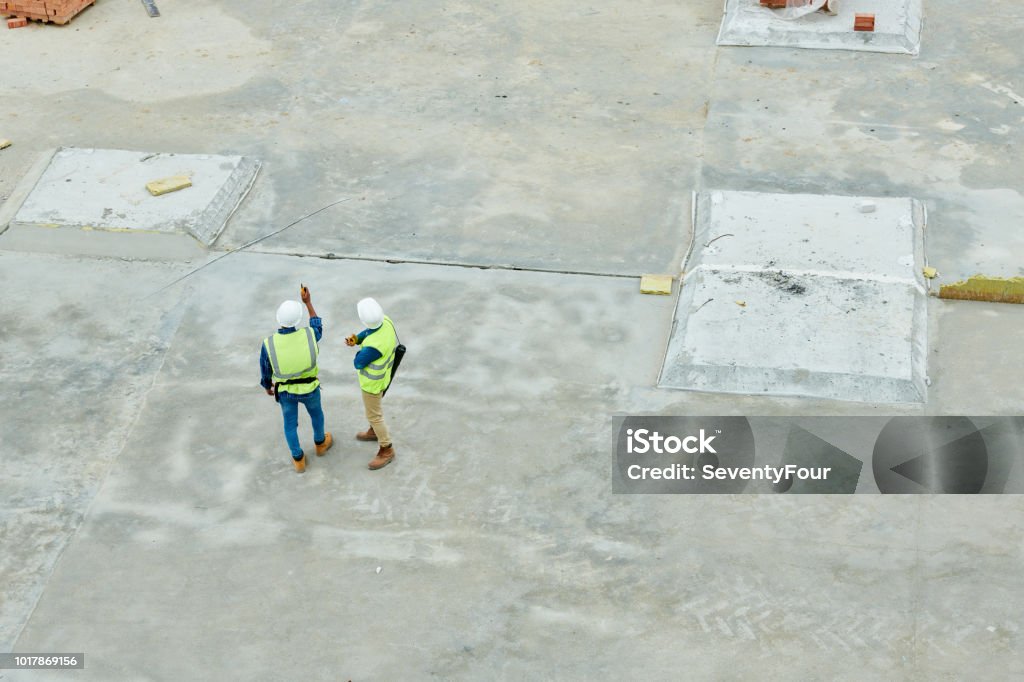 Vista aérea de la construcción de los inspectores - Foto de stock de Solar de construcción libre de derechos