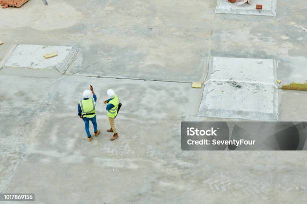 Photo libre de droit de Vue Aérienne Des Inspecteurs Du Bâtiment banque d'images et plus d'images libres de droit de Chantier de construction - Chantier de construction, Industrie du bâtiment, Conseil