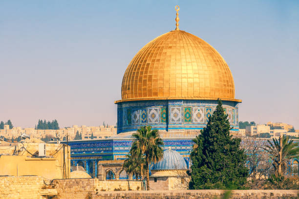 cupola della roccia sul monte del tempio a gerusalemme, israele - gold dome foto e immagini stock