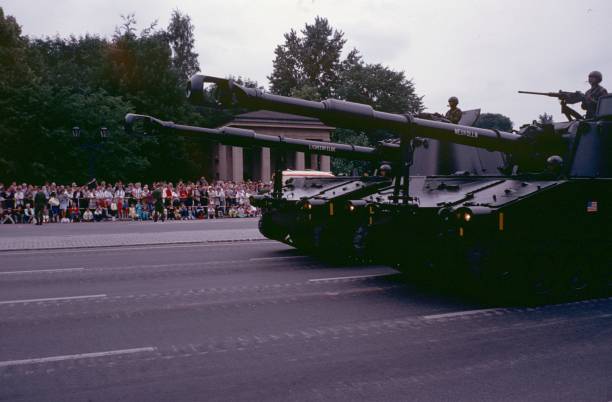 militärparade der westmächte in berlin (west) - panzerdivision stock-fotos und bilder
