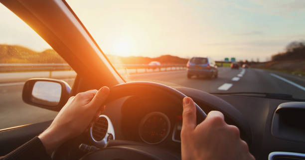 mani del conducente dell'auto sul volante, viaggio su strada - car vehicle interior inside of dashboard foto e immagini stock
