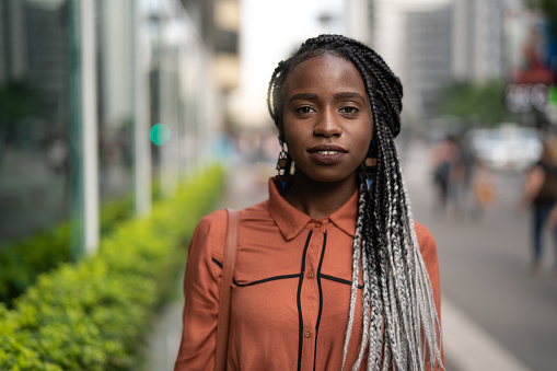 Retrato de mujer africana en la calle photo