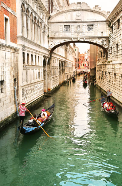 ゴンドラ ベニスの夕暮れ時イタリアのゴンドラで観光客を運ぶとため息の橋 - european culture architecture vertical venice italy ストックフォトと画像