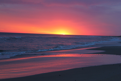 Hermoso colorido atardecer en la playa photo