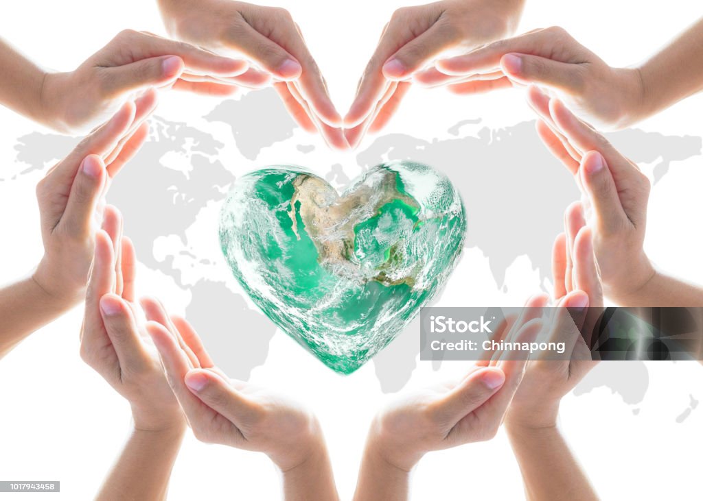 Världsdagen för hjärtat och miljöskydd koncept med kärlek jorden i gemenskapen volontärens händer. Element av denna bild från NASA - Royaltyfri Global Bildbanksbilder