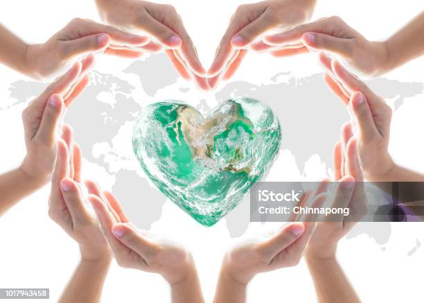 Världsdagen För Hjärtat Och Miljöskydd Koncept Med Kärlek Jorden I Gemenskapen Volontärens Händer Element Av Denna Bild Från Nasa-foton och fler bilder på Global