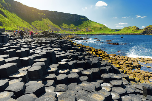 Calzada de los gigantes, una zona de piedras de basalto hexagonal, creado por la erupción de fisura volcánica antigua, Condado de Antrim, Irlanda del norte. photo