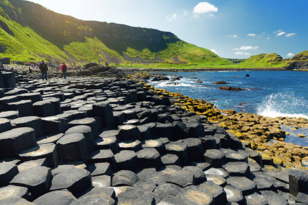 calzada de los gigantes, una zona de piedras de basalto hexagonal, creado por la erupción de fisura volcánica antigua, condado de antrim, irlanda del norte. - northern ireland fotos fotografías e imágenes de stock