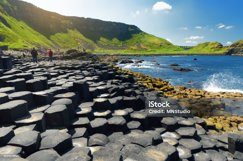 Chaussée des géants, une superficie de pierres de basalte hexagonal, créé par l’éruption de fissures volcaniques anciennes, comté d’Antrim, Irlande du Nord. - Photo de Chaussée des Géants libre de droits