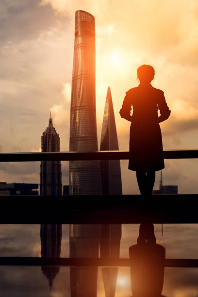 vista trasera del hermosa empresaria asiática en la ciudad de shanghai, el fondo es rascacielos y monumentos de shanghai, incluyendo la torre de shanghai, shanghai world financial center y torre jin mao. - china shanghai business people fotografías e imágenes de stock