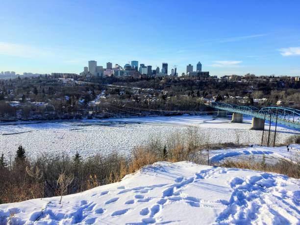 zimowe widoki na edmonton wzdłuż północnej rzeki saskatchewan - north saskatchewan river zdjęcia i obrazy z banku zdjęć