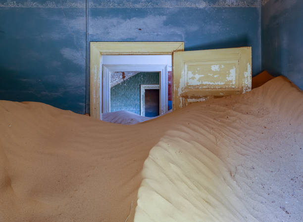 istock Sand has invaded and taken over these rooms in Kolmanskoppe 1018001222