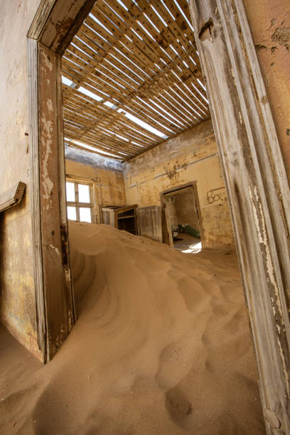 istock Sand has invaded and taken over these rooms in Kolmanskoppe 1018003348