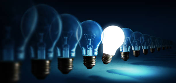 glühbirnen auf blauem hintergrund, idee konzept - ideas inspiration creativity solution stock-fotos und bilder