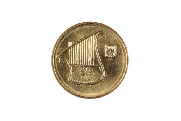 израильская половина шекель монета изолирована на белом bacground - ils стоковые фото и изображения