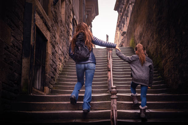 madre e hija caminando por pasos en edimburgo, escocia - barra escocia fotografías e imágenes de stock