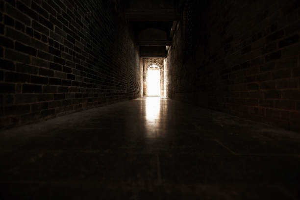 światło na korytarzu w chińskiej świątyni w regionie luofu mountain - worry stones zdjęcia i obrazy z banku zdjęć