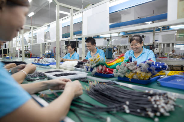 рабочие на заводе электроники в дунгуане, китай - industry quality control manufacturing production line стоковы�е фото и изображения