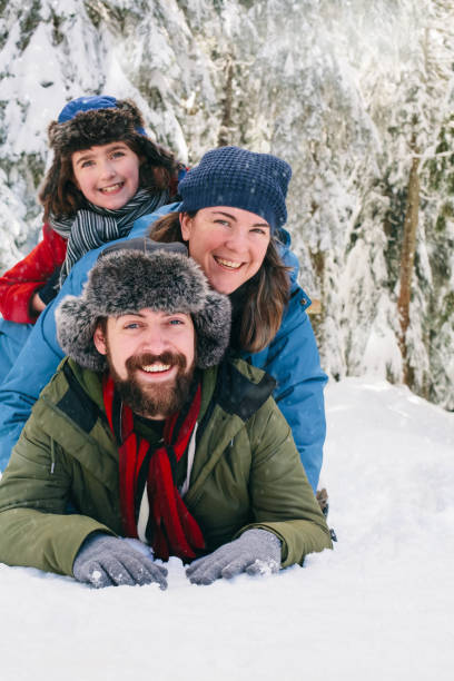 istock Family laying in the snow 1018047940