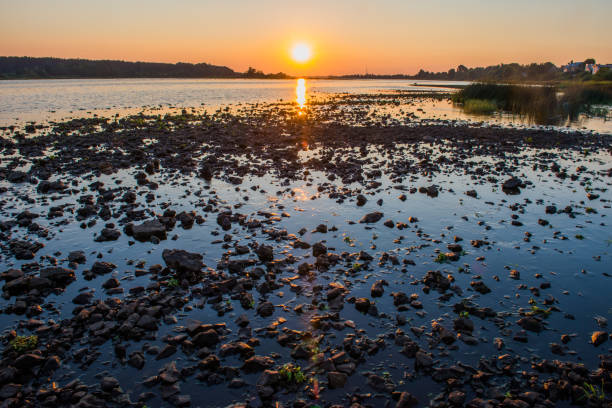 atardecer de verano sobre el río daugava, riga letonia - grand river audio fotografías e imágenes de stock