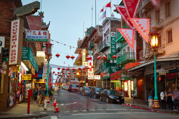 chinatown in san francisco an der dämmerung, kalifornien, usa - stadtviertel chinatown stock-fotos und bilder