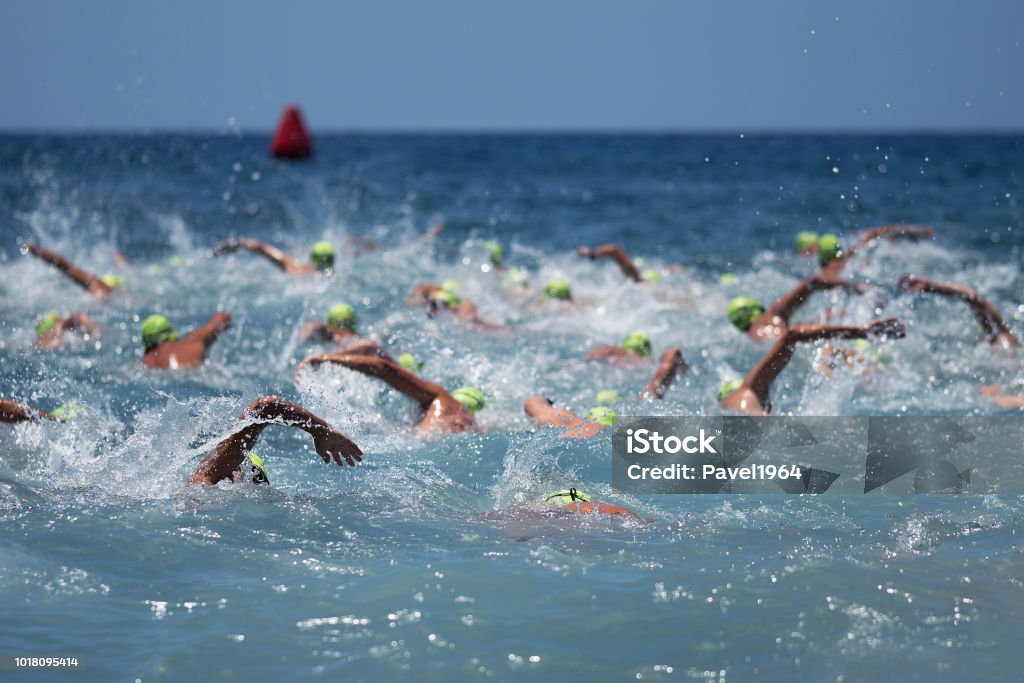 Triathlon-Schwimmer im offenen Meer - Lizenzfrei Triathlon Stock-Foto