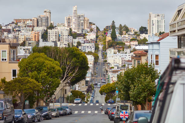 street in san-francisco with lombard street in the background - lombard street city urban scene city life imagens e fotografias de stock