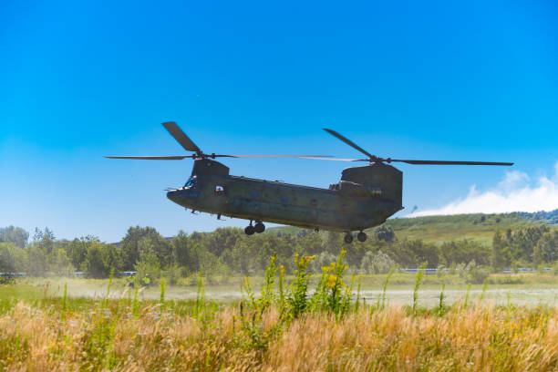 chinook helikopter wojskowy na duży ogień - chinook wind zdjęcia i obrazy z banku zdjęć