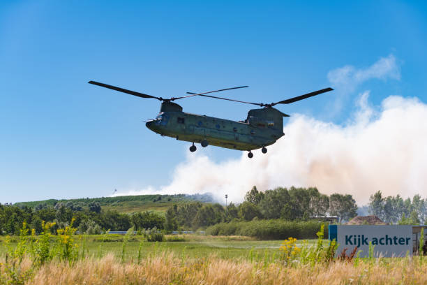 chinook helikopter wojskowy na duży ogień - chinook wind zdjęcia i obrazy z banku zdjęć