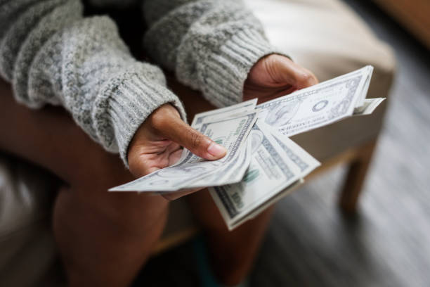 돈을 계산 하는 여자의 근접 촬영 - commercial activity currency human hand dollar 뉴스 사진 이미지
