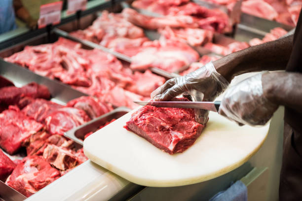 vista parcial do assistente de loja masculino americano africano bife de corte de carne crua no supermercado - meat steak raw market - fotografias e filmes do acervo