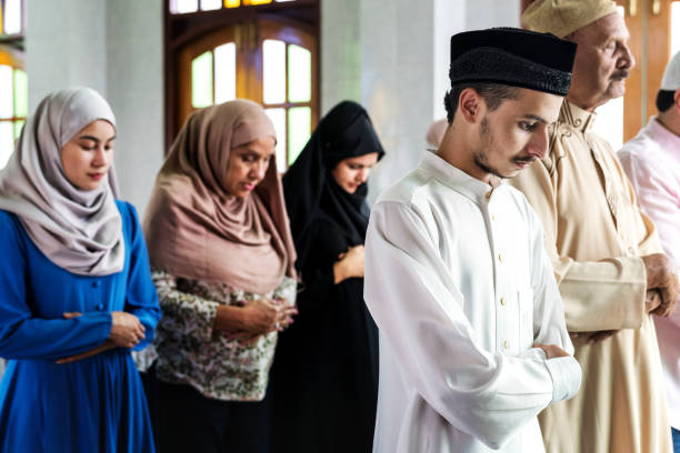 muslim praying at the mosque - islam praying mosque ramadan imagens e fotografias de stock