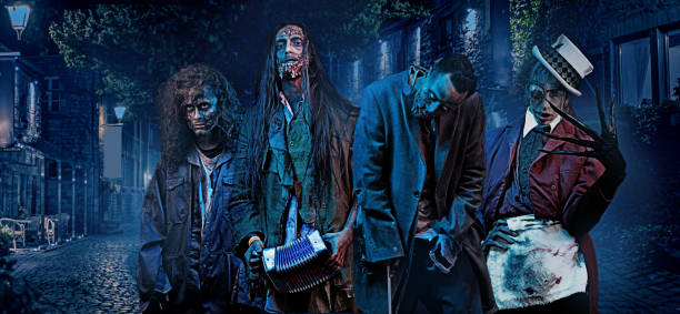 gli zombi che attaccano in formazione - horror monster spooky movie foto e immagini stock