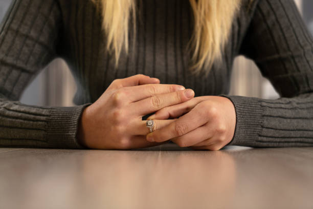 divorciarse de la mujer - young women wedding married engagement ring fotografías e imágenes de stock