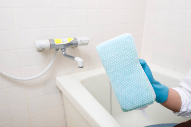 istock Japanese woman cleaning a bath 1018127698