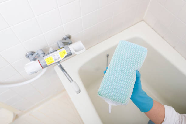 istock Japanese woman cleaning a bath 1018127714