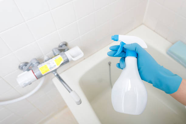istock Japanese woman cleaning a bath 1018127784