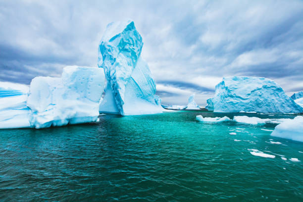 beau paysage froide de l’antarctique d’icebergs, paysages épiques - iceberg antarctica glacier melting photos et images de collection