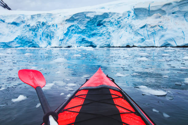 kajakfahren in der antarktis - extreme sports kayaking kayak adventure stock-fotos und bilder